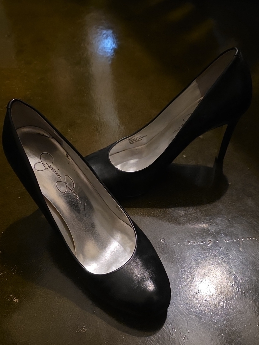 Jessica Simpson Black Leather Round-Toe Pumps